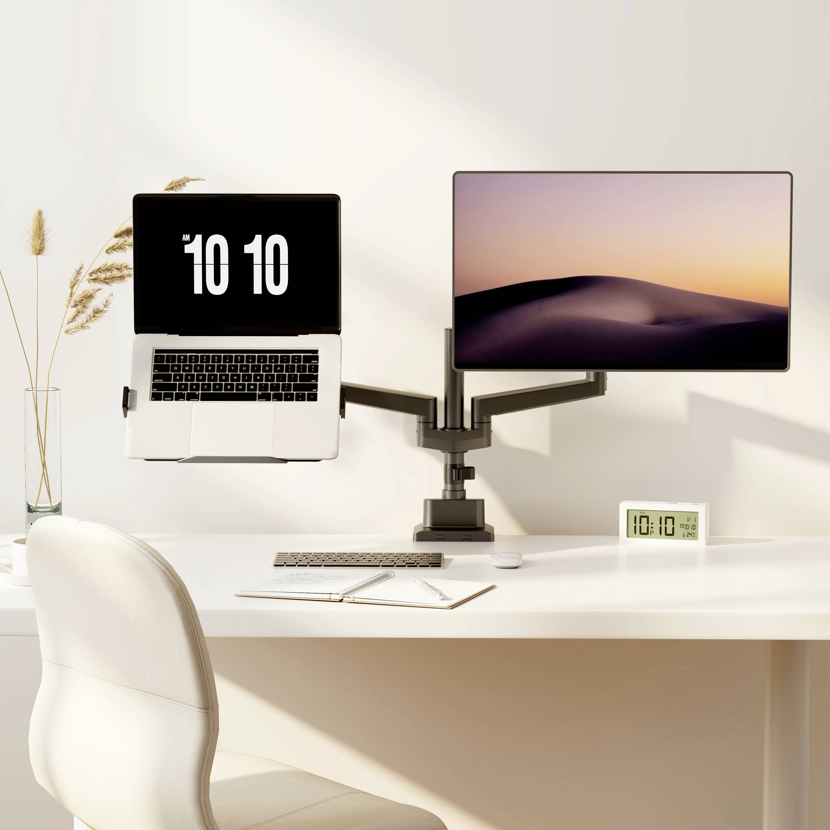 Een modern thuiskantoor met een dubbel-display-setup. Links een laptop met tijdsaanduiding, rechts een groot scherm. Op de achtergrond neutrale kleuren en minimalistische decoratie.