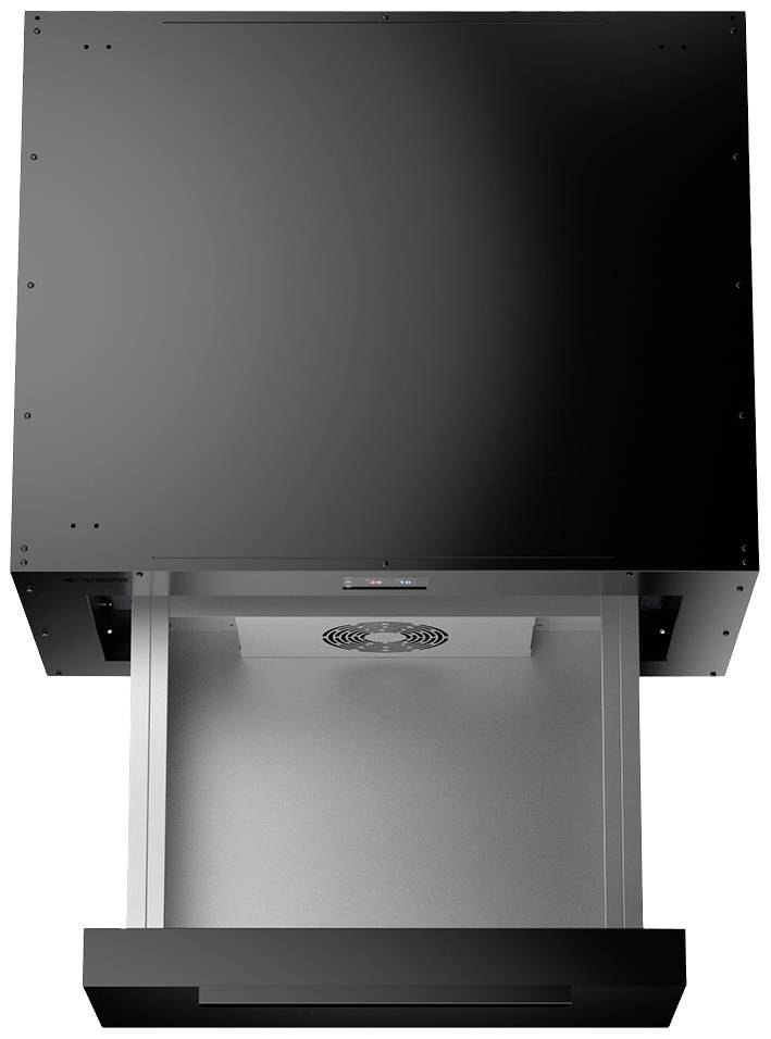 Zwarte afzuigkap; moderne, rechthoekige vorm. Zicht op de voorkant en het open ventilatorgedeelte.