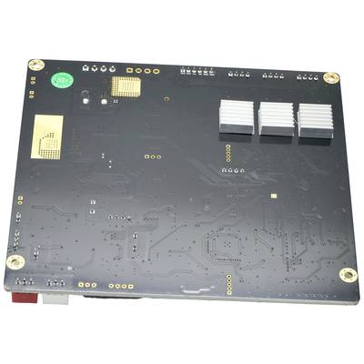 Achterkant van een printplaat met meerdere elektronische componenten en drie grote warmteafleiders. Geen zichtbare aansluitingen.