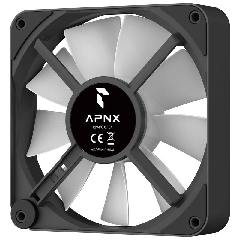 Een zwarte computerventilator met grijze rotorbladen met de opdruk 'APNX', '12V-DC 0.15A', 'CE', vervaardigd in China.