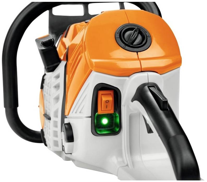 Een oranje-witte kettingzaag met een zwarte handgreep en een groene controlelamp die bedrijfsgereedheid aangeeft.