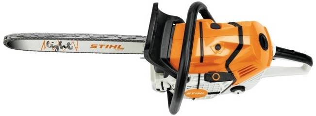 Een oranje Stihl-kettingzaag met zwarte handgreep en zilveren ketting, gefotografeerd van opzij.