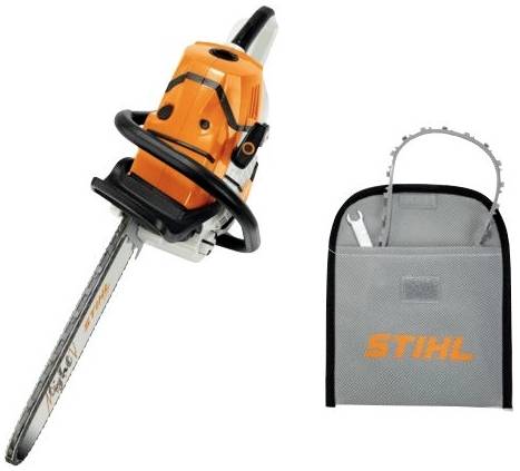 Een oranje kettingzaag en een grijze tas met het opschrift 'STIHL', inclusief ketting en gereedschap.