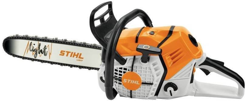 Een oranje-witte Stihl-kettingzaag ligt op zijn zij. De ketting is links in beeld zichtbaar.
