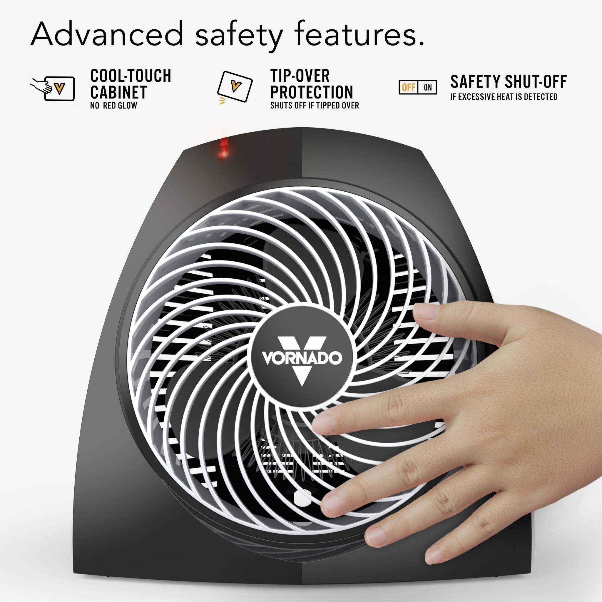 Een ventilator met geavanceerde veiligheidskenmerken: een koelkastachtige behuizing, kantelbeveiliging en veiligheidsuitschakeling. Een hand raakt de ventilator aan.