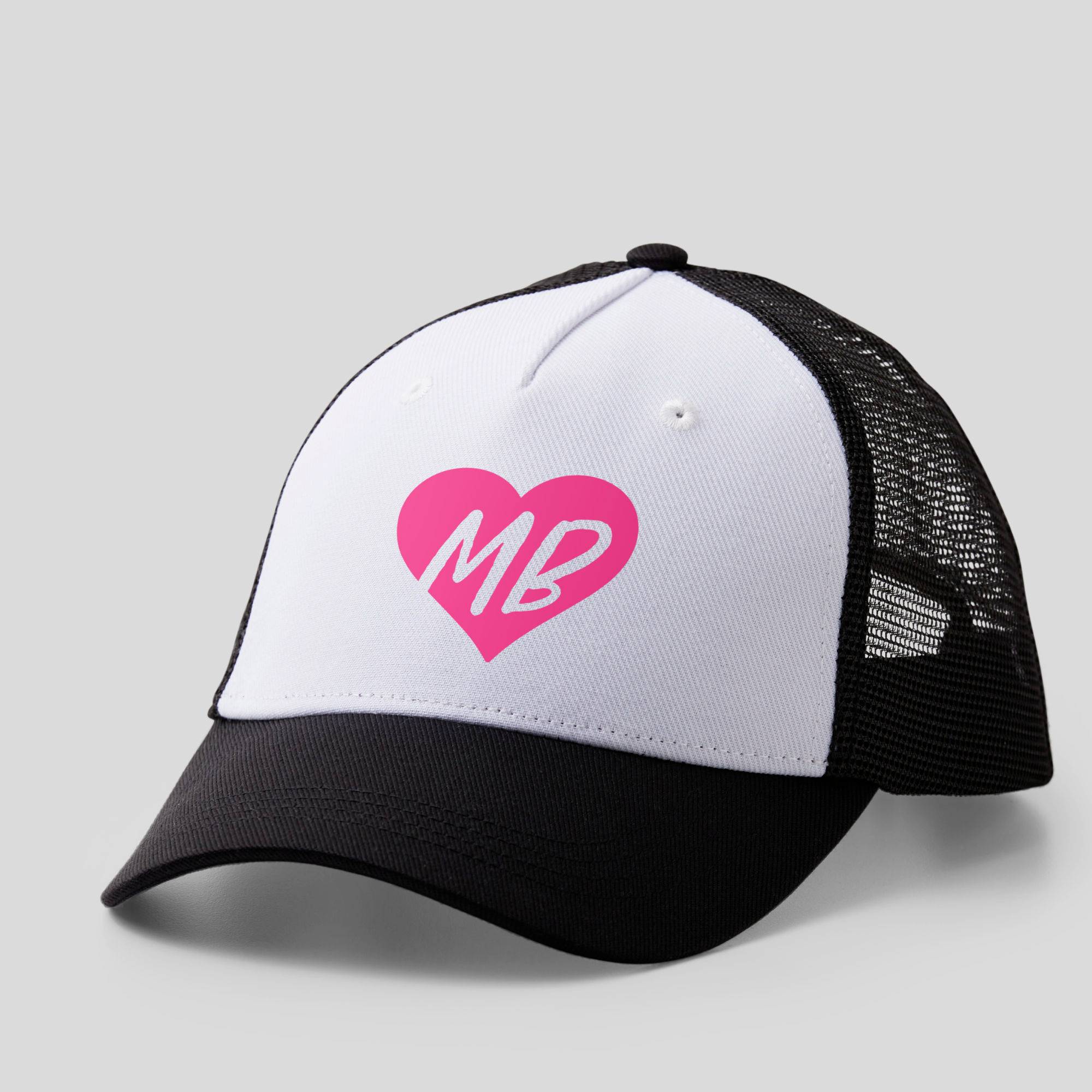 Een zwarte baseballcap met een witte voorkant en een roze hart dat de letters 'MB' in het midden draagt.