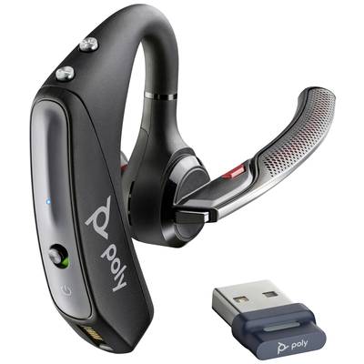 Een zwarte Poly Bluetooth-headset met USB-ontvanger, modern design en oorhaak naast een bijpassende USB-adapter.