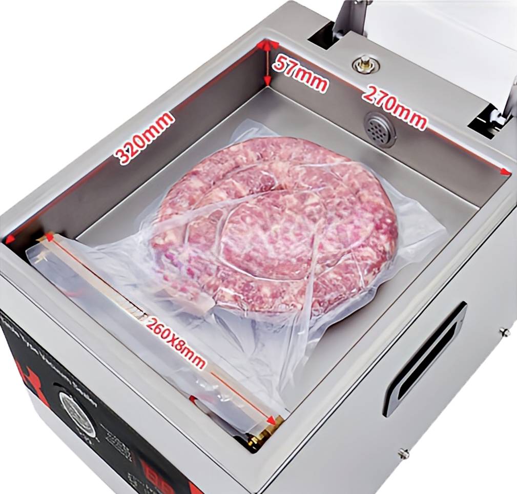 Vacumeerapparaat in gebruik. Zak met rond stuk vlees wordt gevacumeerd. Afmetingen van de kamer: 320x270 mm.