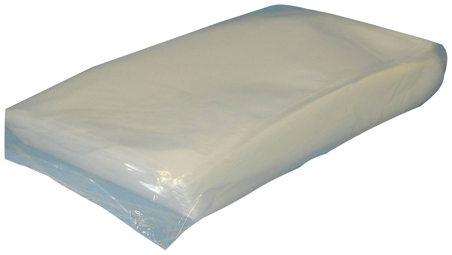 Een rechthoekig kussen, vacuüm verpakt in transparant plastic, ligt plat op een oppervlak.
