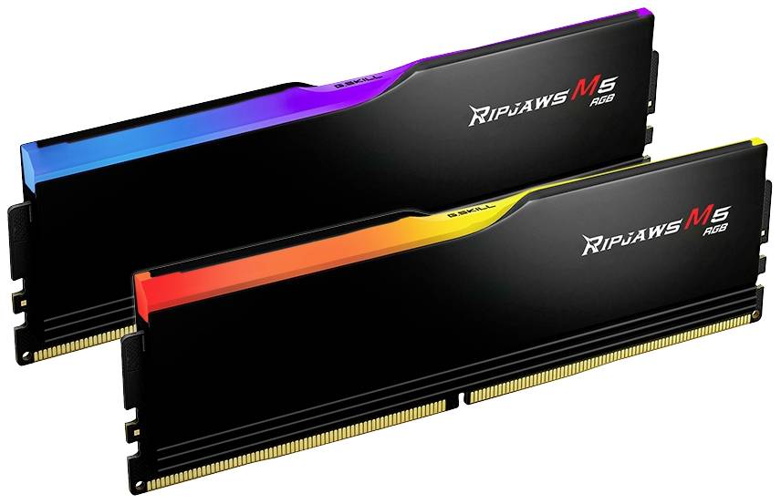 Twee RAM-modules van het merk 'Ripjaws', zwart met RGB-verlichting, voor computers om het werkgeheugen uit te breiden.