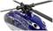 Een blauw-witte modelhelikopter met een zwarte rotor, gefotografeerd van opzij.