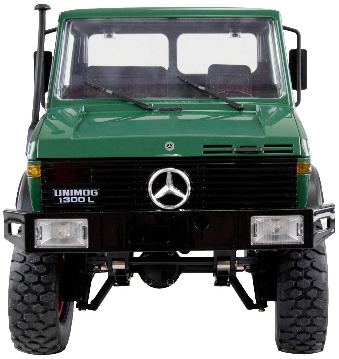 Een groene Unimog 1300 L, een veelzijdige terreinwagen, van voren gezien. Hij heeft grote banden en een robuuste carrosserie.