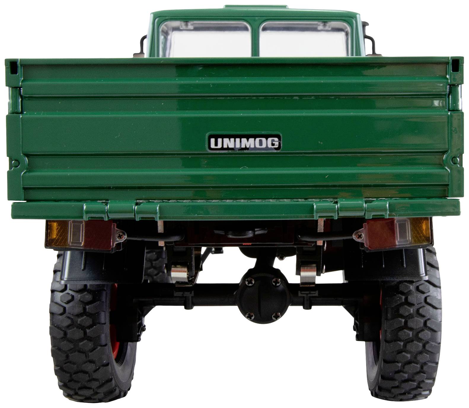 Een groene Unimog-vrachtwagen van achteren gezien, op grove banden, staat op een vlak oppervlak.