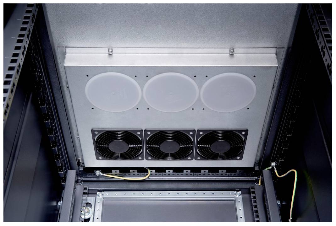 Koelsysteem in een technische behuizing met drie koelers en ventilatie-eenheden die dienen voor temperatuurcontrole.