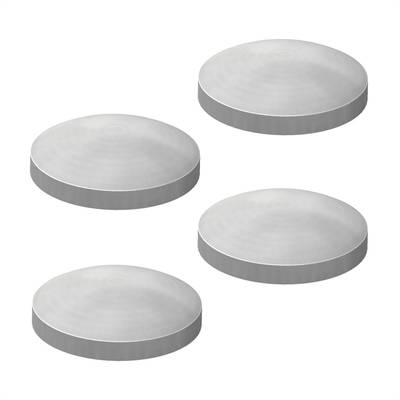 Vier zilveren, ronde metalen magneten in een vierkante opstelling op een witte achtergrond.