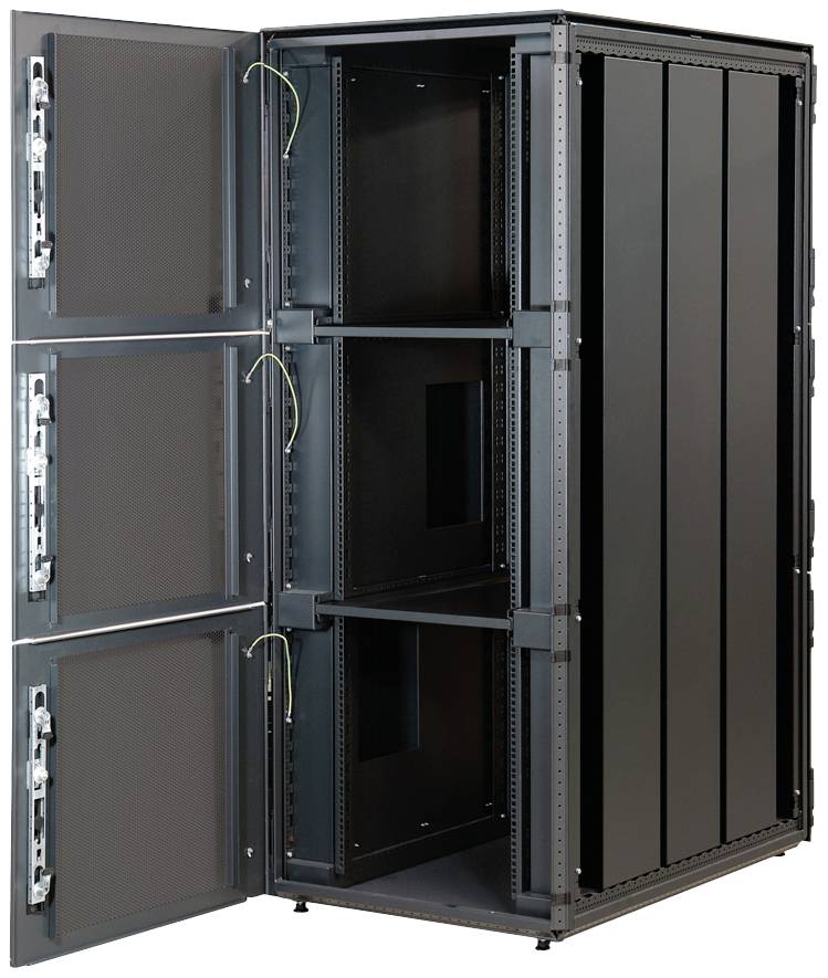 'Een geopende serverrack-kast met meerdere lege sleuven voor de installatie van server- of netwerkapparatuur.'