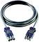Een zwarte XLR-kabel met twee driepolige aansluitingen aan de uiteinden, gebruikt voor het verbinden van audioapparatuur voor professionele geluidsoverdracht.