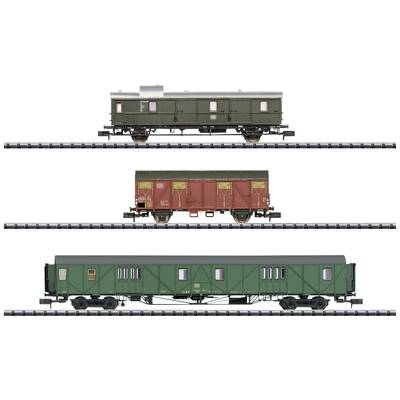 Drie modelspoorwegwagons op rails: Bovenaan een groene bagagewagon, in het midden een rode goederenwagon, onderaan een lange groene personenwagon.