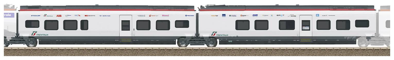 Een moderne trein met twee witte wagons en zwarte ramen staat op een spoorrail. De wagons dragen het logo van een spoorwegbedrijf.