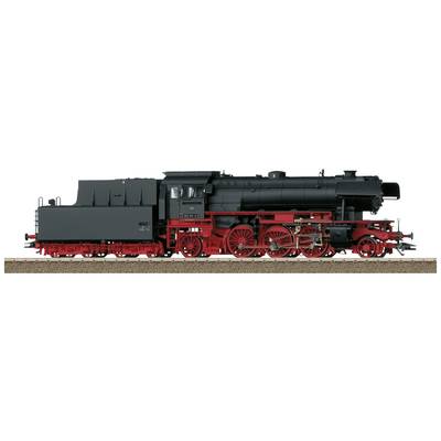 Een zwarte stoomlocomotief met rode wielen op spoorrails, gezien van opzij.