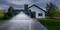 Een modern vrijstaand huis met garage, verlicht bij schemering. Netjes onderhouden voortuin en bestrate oprit ervoor.