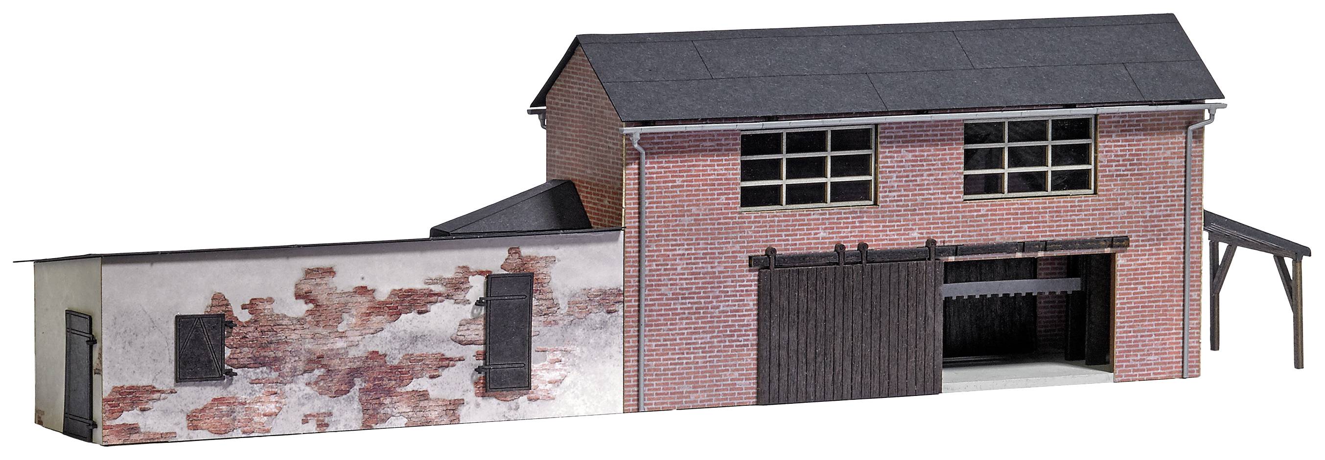 Bakstenen gebouw op schaal met afbrokkelende gevel en grote houten deur, dat doet denken aan een magazijn of werkplaats.