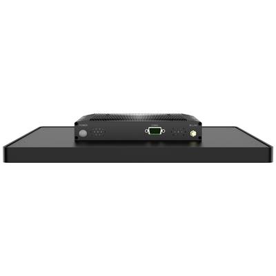 Een zwarte elektronische doos met meerdere aansluitingen ligt op een rechthoekig, plat apparaat.