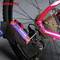 Een persoon gebruikt een WORKPRO-gereedschap om de derailleur van een roze-rode fiets af te stellen. Close-up toont de fietsketting en tandwielen.
