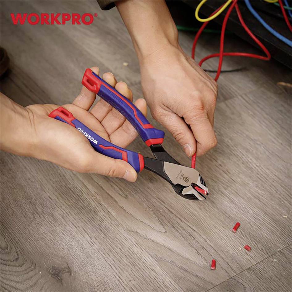 Een persoon gebruikt een combinatietang om draden door te knippen op een houten vloer. Links bovenaan is het 'WORKPRO'-logo zichtbaar.