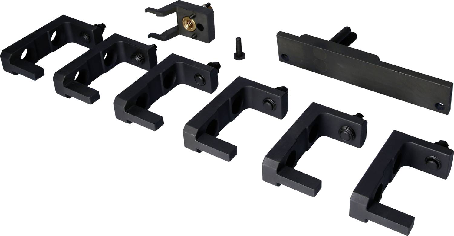 Een rij zwarte metalen klemmen en schroeven zijn gerangschikt op een witte oppervlakte.