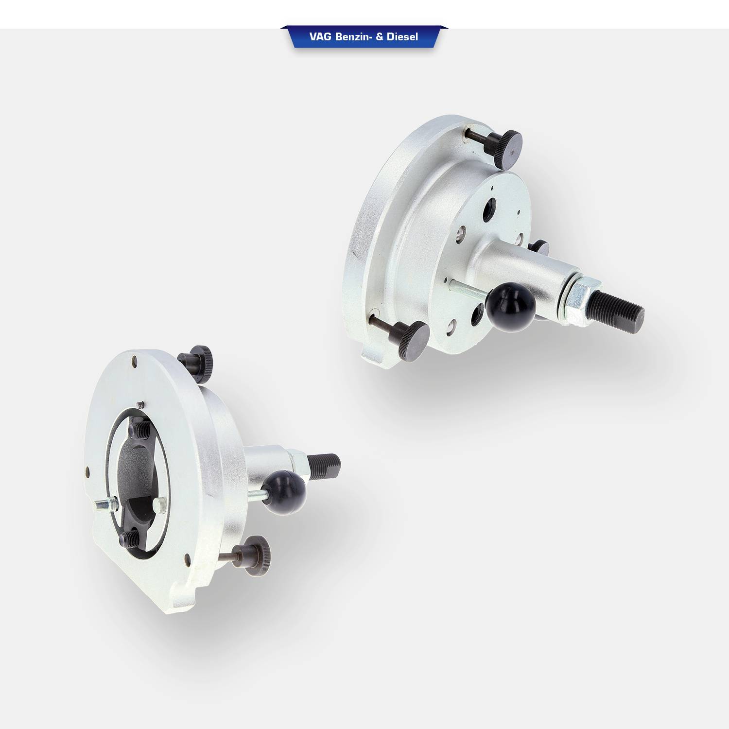 Een set van twee zilveren metalen onderdelen, vermoedelijk auto-onderdelen. Eén onderdeel is frontaal afgebeeld, het andere aan de zijkant, met schroeven en hefbomen.