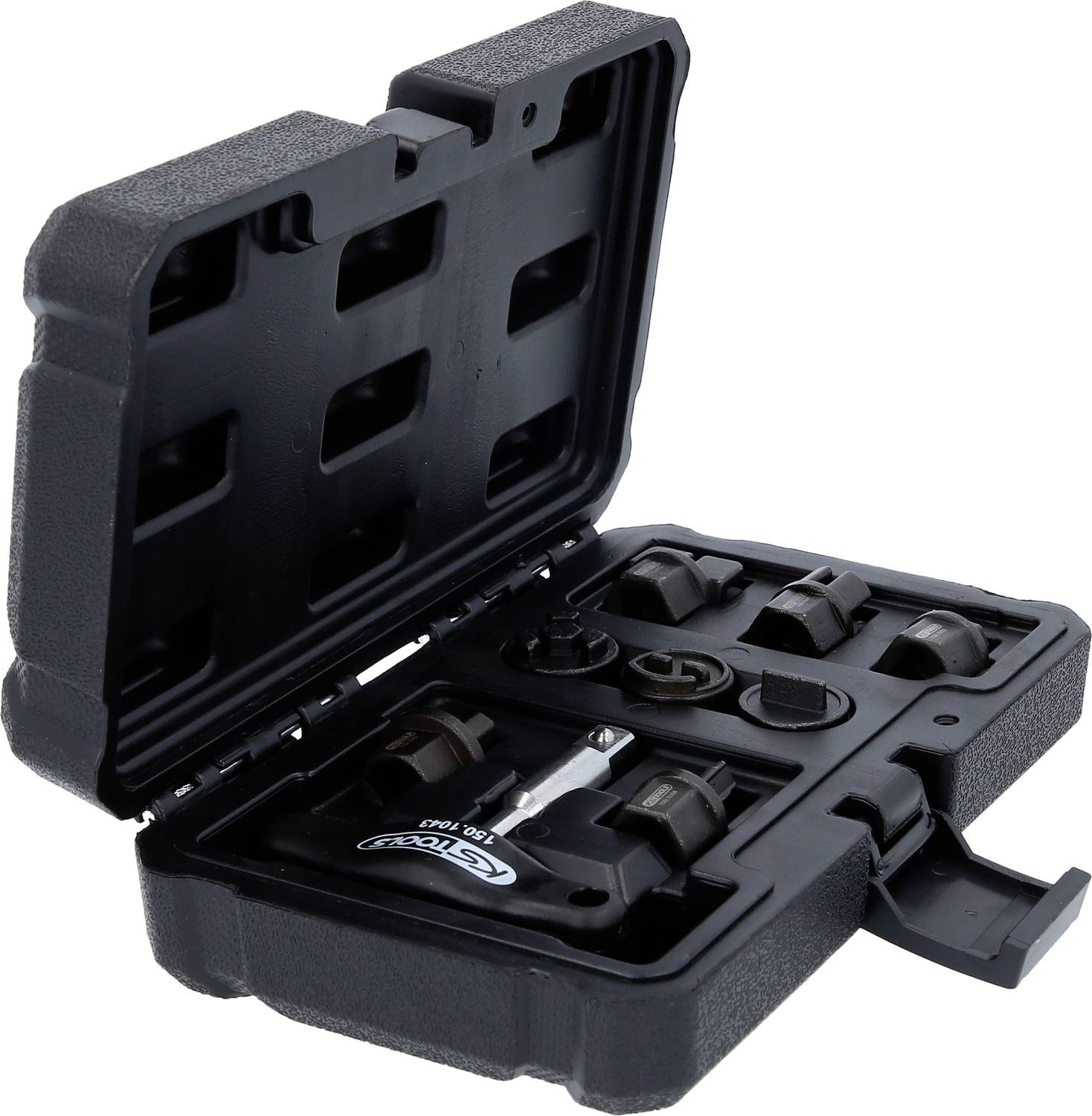 Een open zwarte gereedschapskoffer met meerdere opzetstukken en een speciaal gereedschap erin, geschikt voor autoreparatiewerkzaamheden.