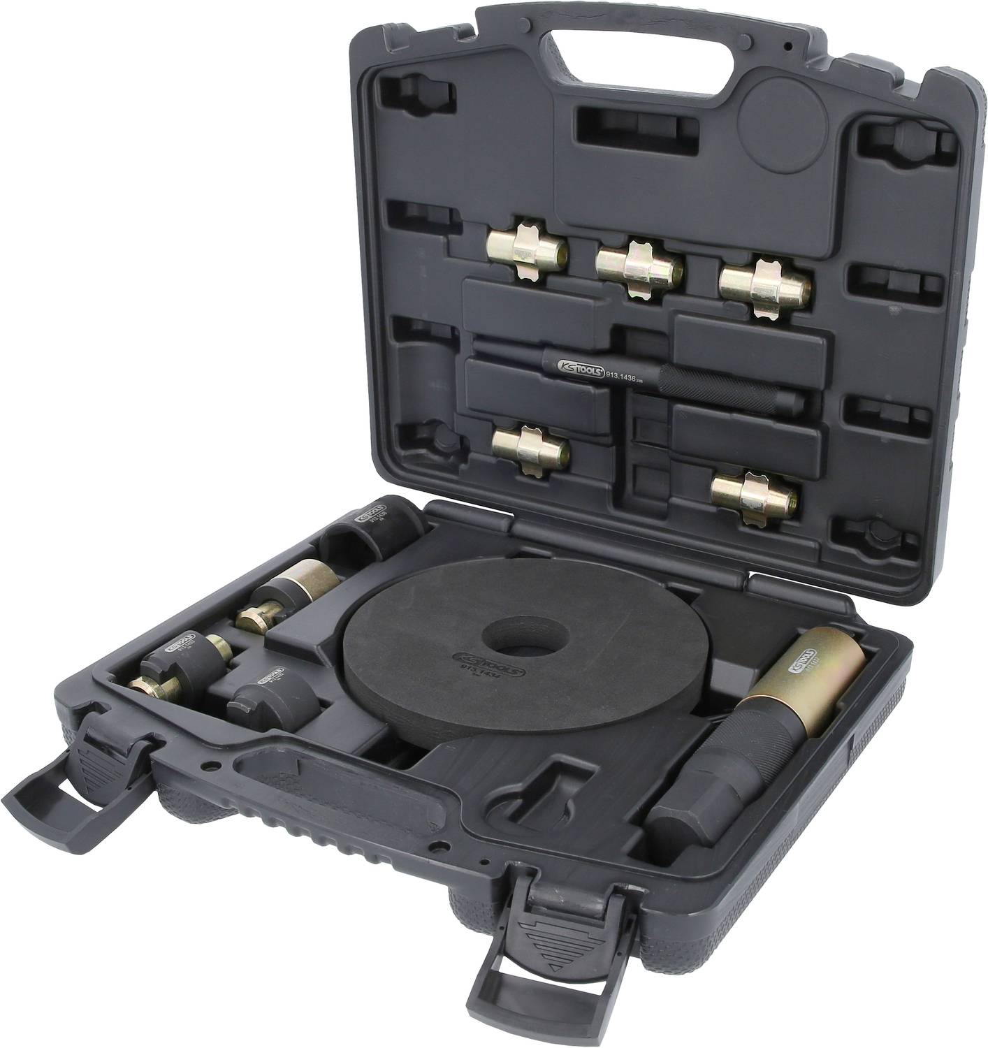 Een open koffer met verschillende mechanische gereedschappen, waaronder adapters en een ronde schijf, klaargelegd voor montage-werkzaamheden.