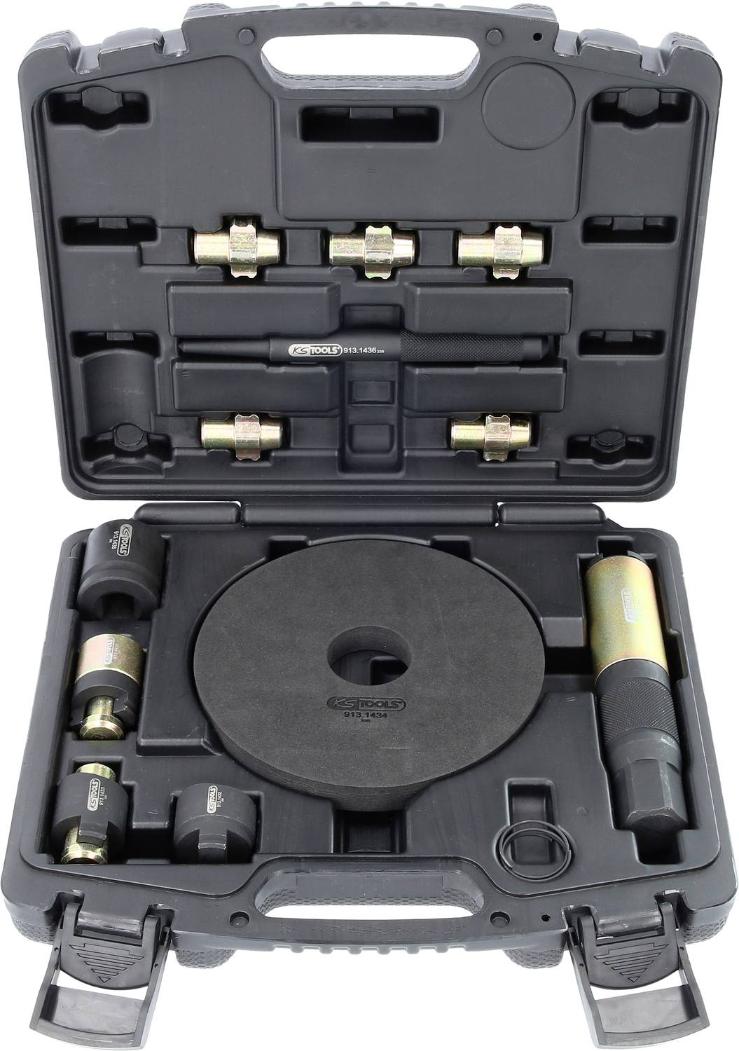 Een geopende kunststof koffer toont een gereedschapsset voor wiellagermontage. Bevat adapters, een grote zwarte schijf en metalen bussen.