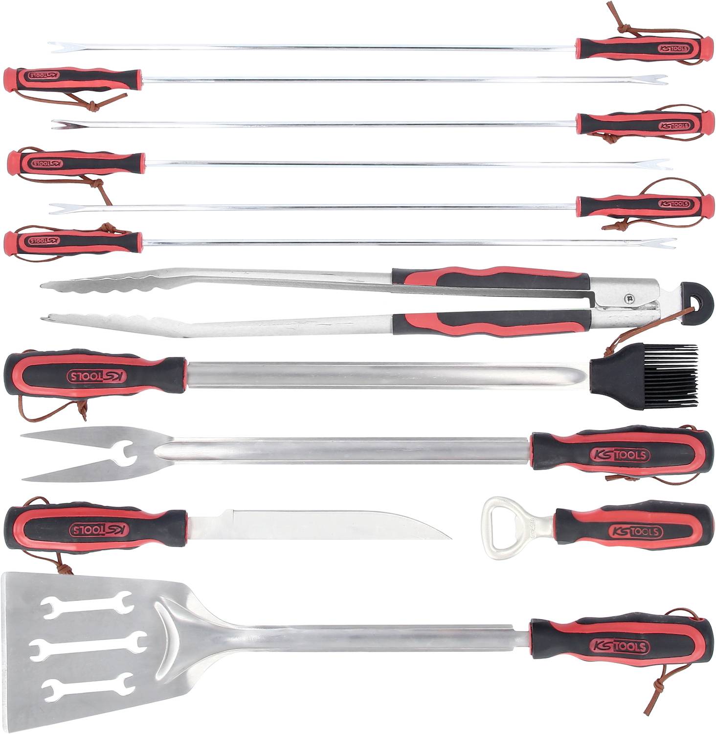 Barbecuegereedschapsset met verschillende hulpmiddelen: Tang, spiesen, mes, borstel, flessenopener en spatel, allemaal met rode handvatten.