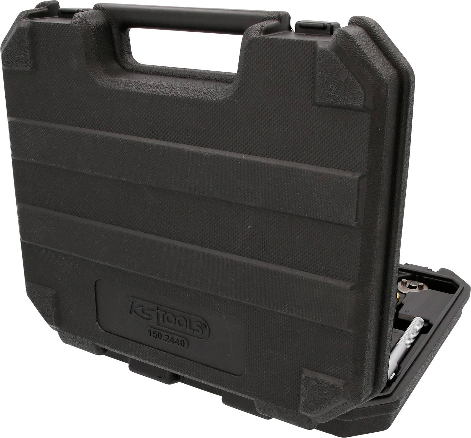 Zwarte gereedschapskoffer met een iets opengeklapte deksel, waarbij delen van gereedschappen binnenin zichtbaar zijn.