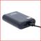 'Zwarte powerbank aangesloten met USB-kabel, liggend op witte achtergrond, toont de oplaadmogelijkheid voor mobiele apparaten.'