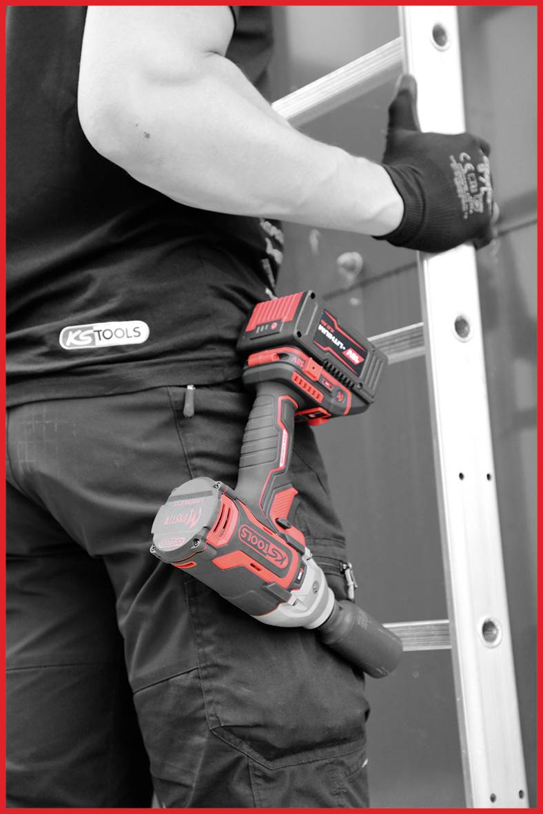 Een persoon klimt een ladder op, houdt een accuschroevendraaier bij de heup vast. Werkt waarschijnlijk op een bouwplaats. Draagt werkkleding en handschoenen.