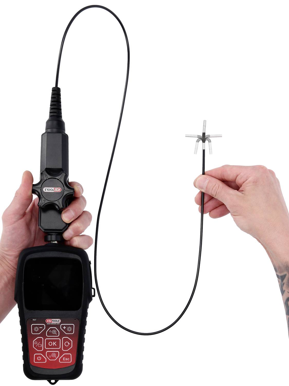 Een hand houdt een inspectie-endoscoop met een flexibele kabel en camera aan het uiteinde vast, klaar voor onderzoek of diagnose van technische apparaten.