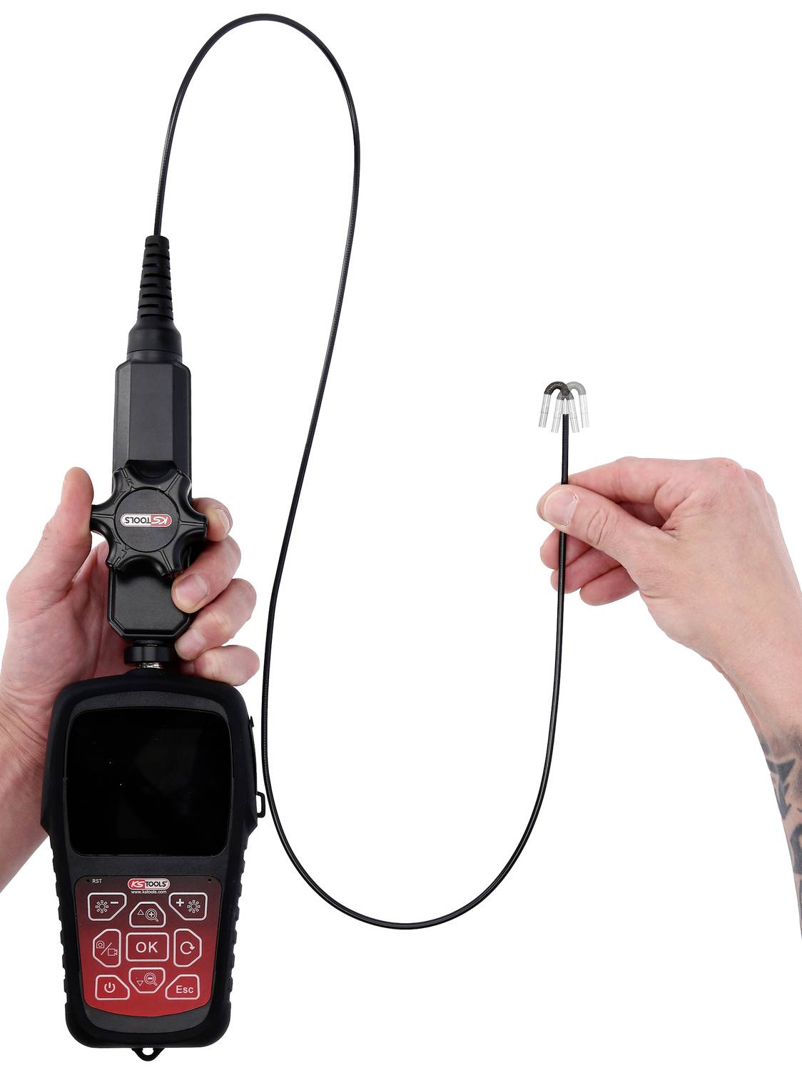 Twee handen houden een inspectiegereedschap vast met een flexibele slang en camerakop, geschikt voor moeilijk bereikbare plaatsen.