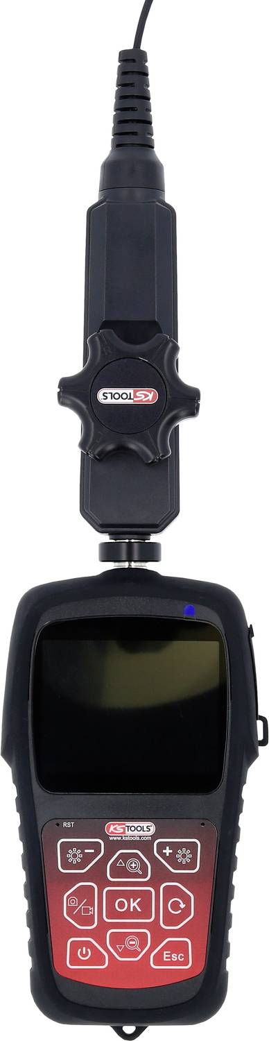 Een voertuigdiagnoserapport met display en toetsen voor gegevensanalyse, verbonden met een kabel voor voertuigonderhoud.