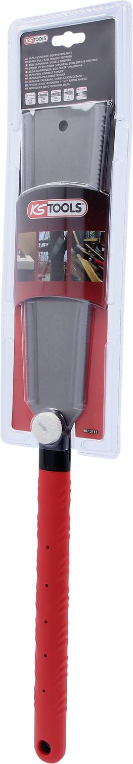Verpakte zaag met rode handgreep en zwart, getand blad. Merk 'KS TOOLS' op de verpakking in zwart en rood.