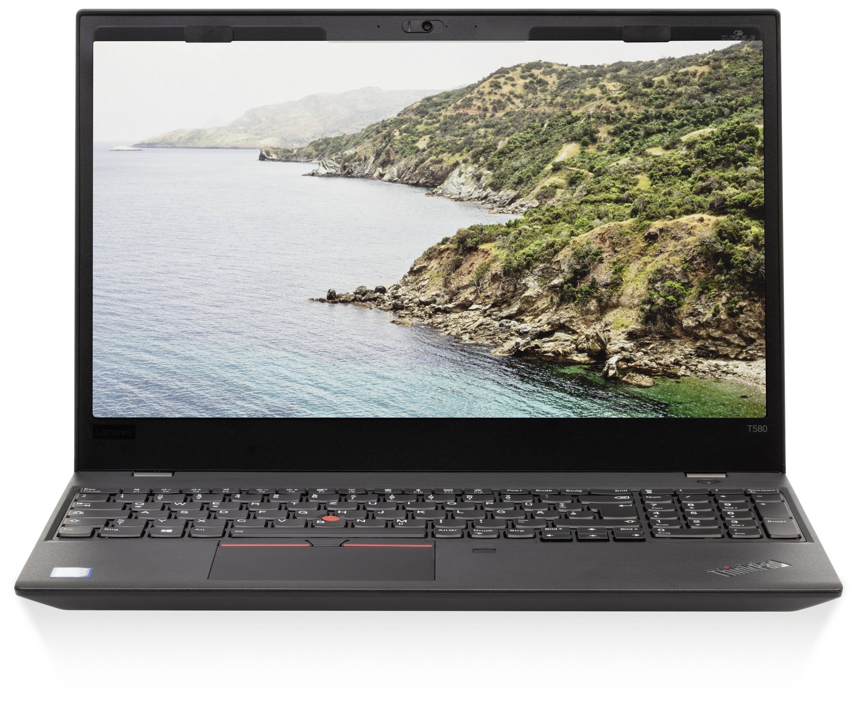 Een laptop met een opengevouwen scherm toont een kustlandschap met helder water en rotsachtige heuvels op de achtergrond.