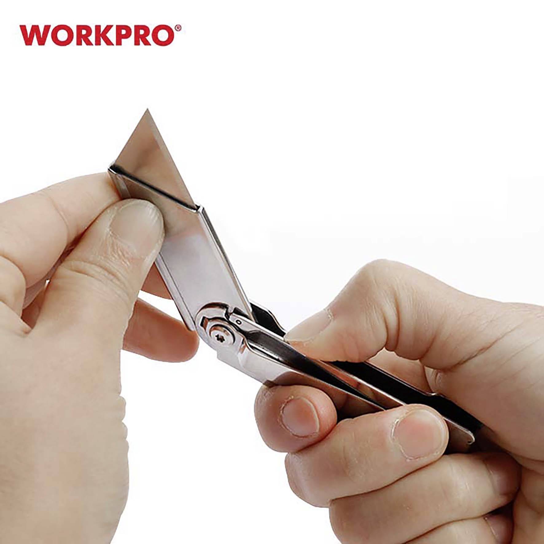 Handen houden een Stanley-mes van 'WORKPRO' vast, waarbij het lemmet wordt vervangen.