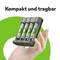 Een hand houdt een batterijlader vast met vier geplaatste AA-batterijen. Bovenaan staat: 'Compact en draagbaar'.
