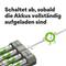 Vier oplaadbare batterijen in een oplader. Tekst bovenaan: 'Schakelt uit zodra de accu's volledig zijn opgeladen.' Een glimlachend, geanimeerd symbool wijst naar de batterijen.