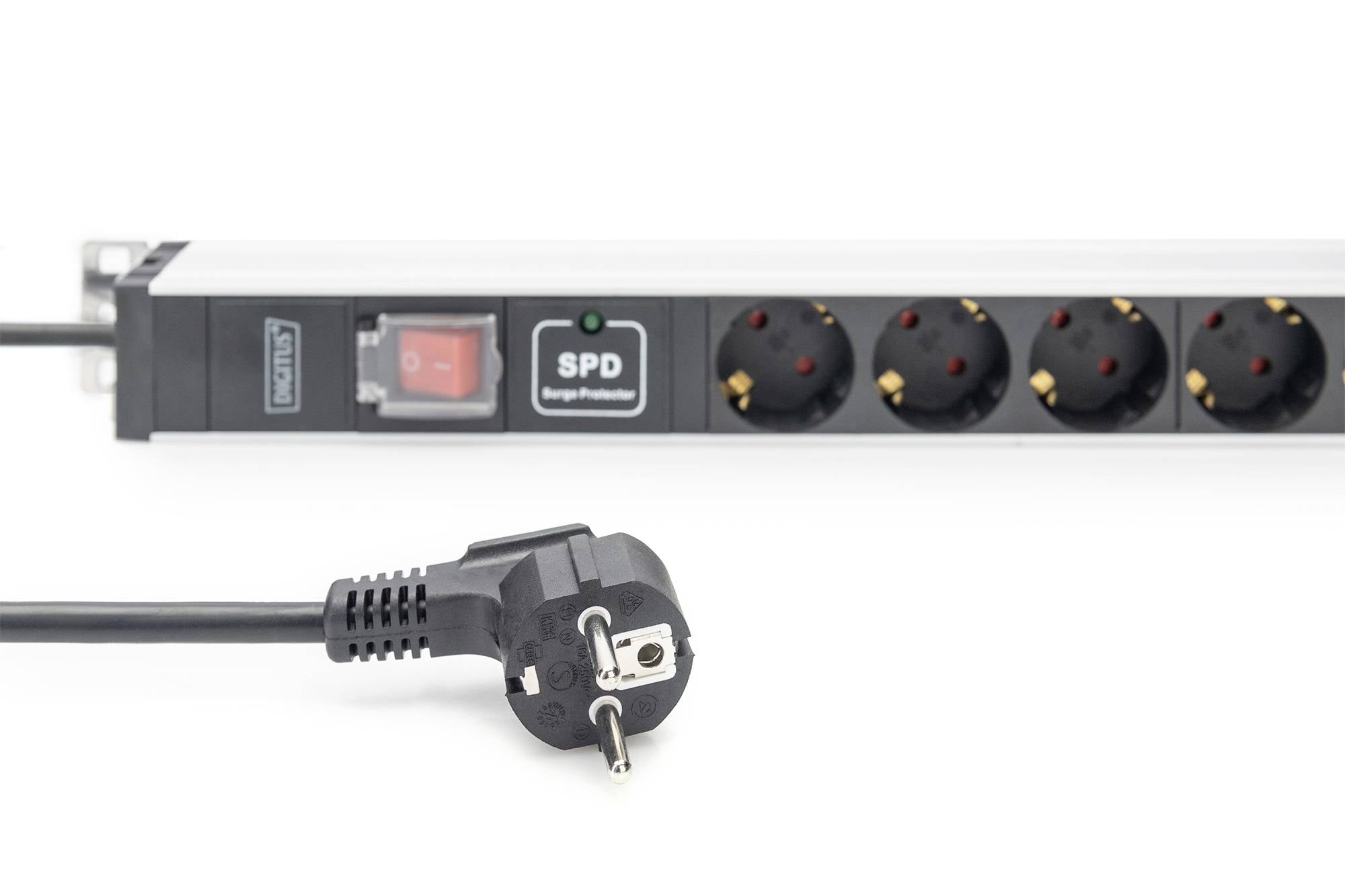 Stekkerdoos met overspanningsbeveiliging, schakelaar en vijf aansluitpunten. Een stekker ligt ervoor.