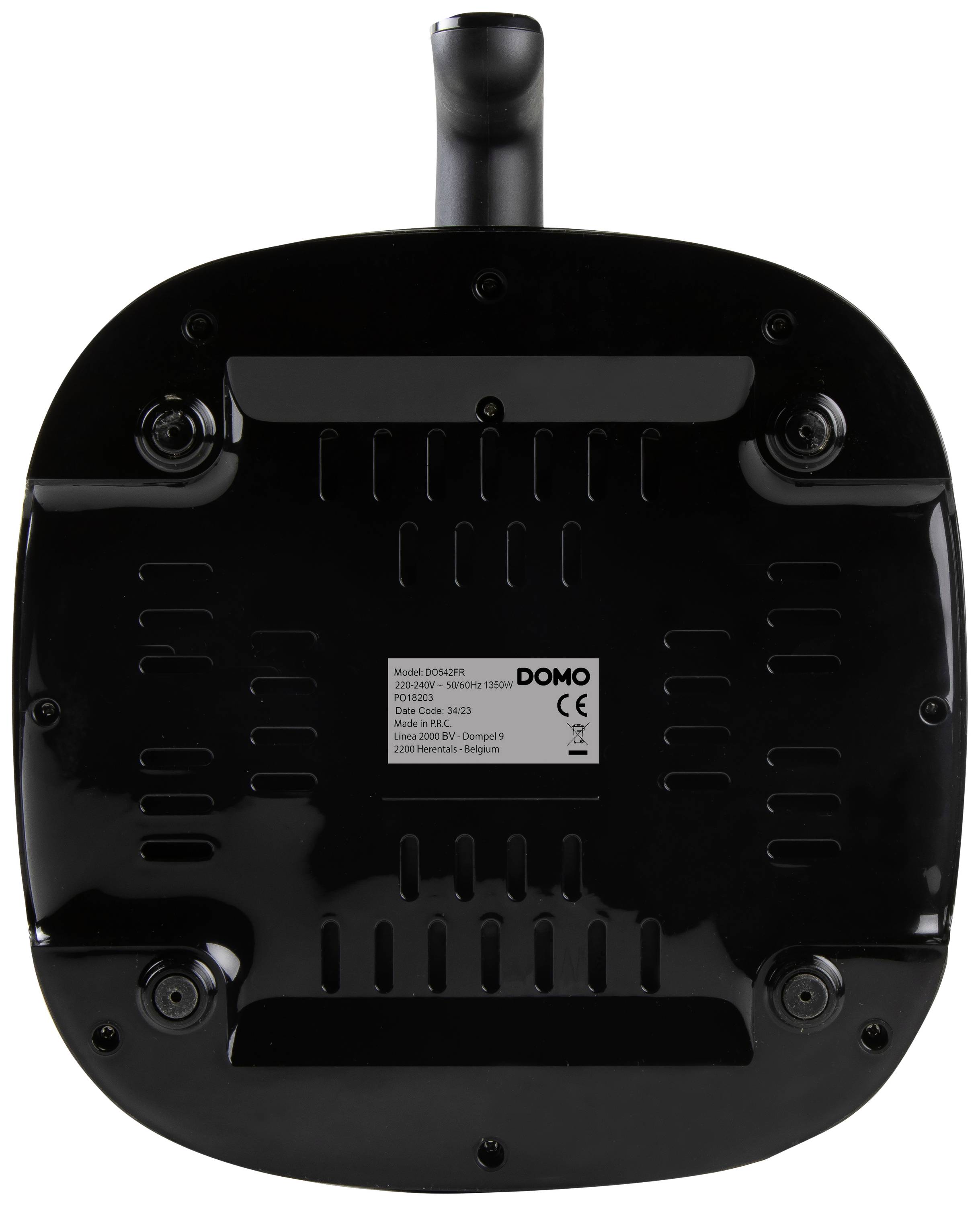 Zwarte onderkant van een elektrisch apparaat met vier poten. Sticker in het midden met fabrikantinformatie en CE-markering.