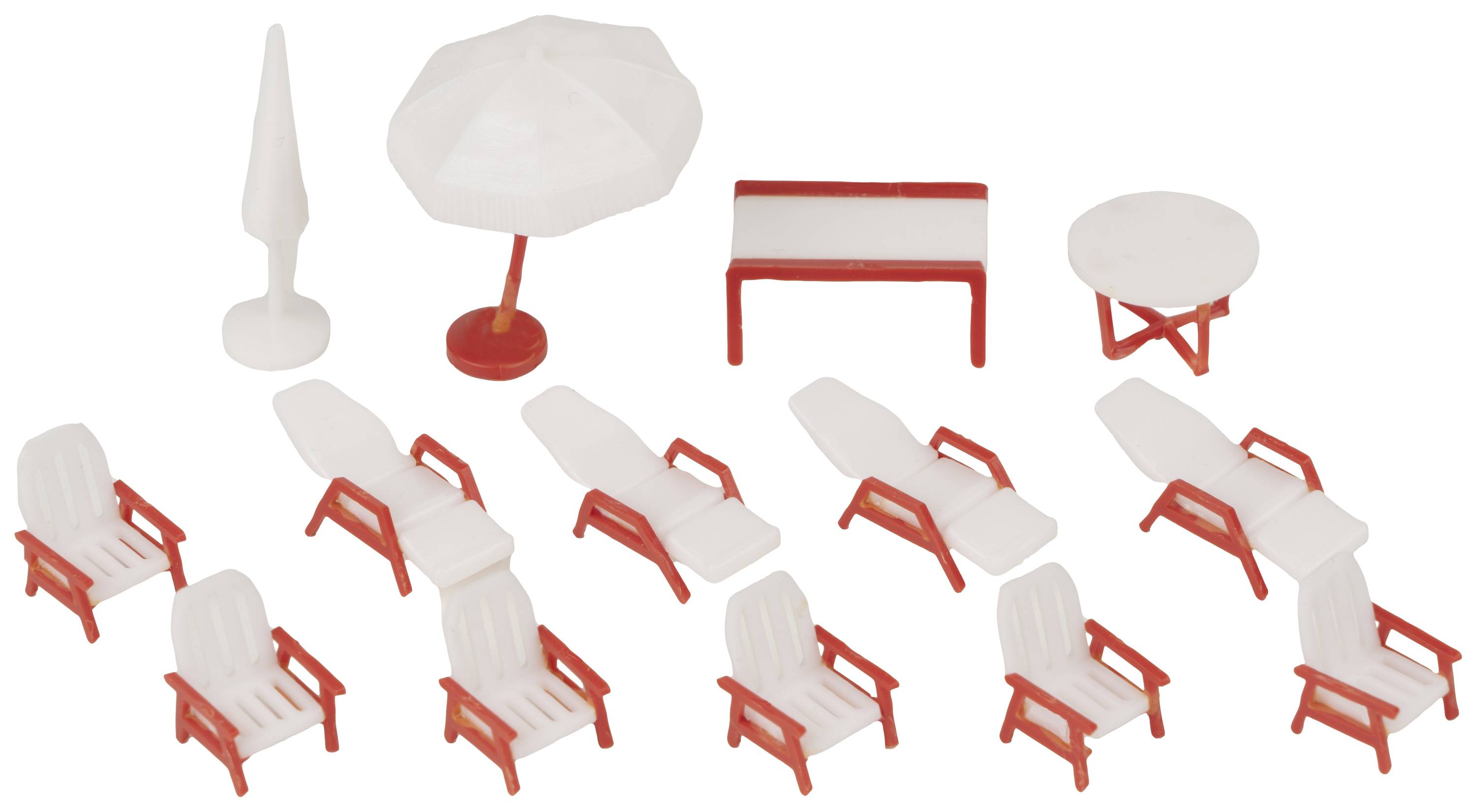 Een verzameling van witte en rode miniatuurmeubels: ligstoelen, stoelen, een tafel, een parasol en een bank.