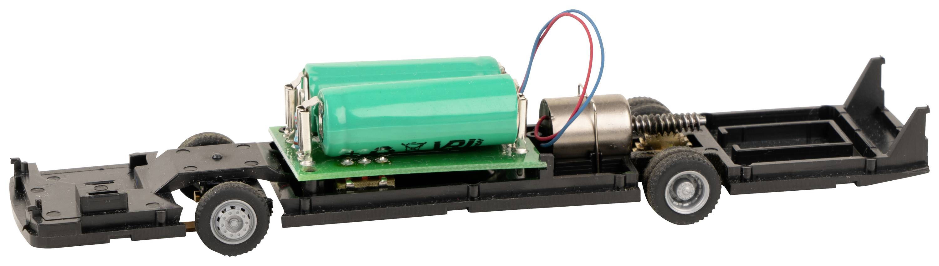 Model van een auto-bodemframe met groene batterijen, elektromotor en kabels, toont fundamentele constructiedetails voor voertuigen.